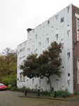 828689 Gezicht op de zijgevel van het voormalige schoolgebouw aan de Alkhof op de hoek van de Wulpstraat te Utrecht, ...